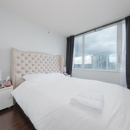 Central 1-Bedroom Apartment With Pool, Jacuzzi & Sauna Vancouver Exteriér fotografie